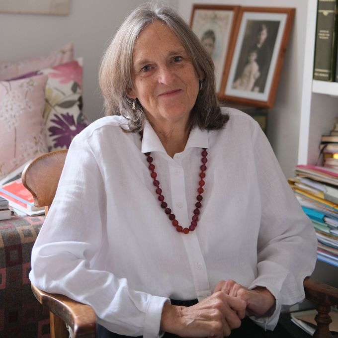 Brittiläisen nykykirjallisuuden tärkeimpiin nimiin lukeutuvan Tessa Hadleyn romaani on herkkävireinen kuvaus pysähdyttävästä surusta, katkerista muistoista ja salatuista tunteista