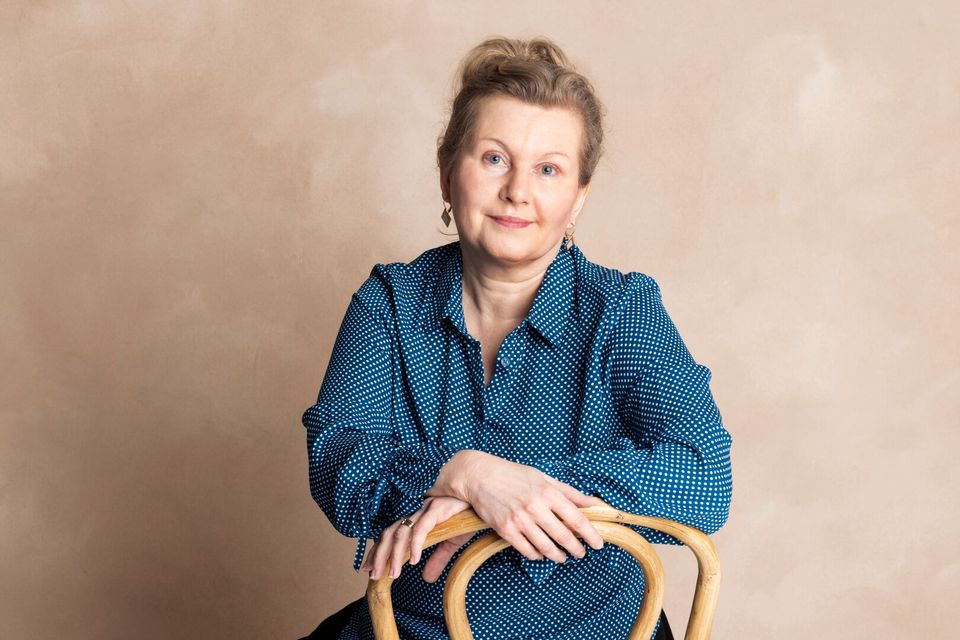 Tuuli Salmisen Varpu on romaani ihan(an) tavallisesta keski-ikäisestä naisesta, joka menettää kaiken