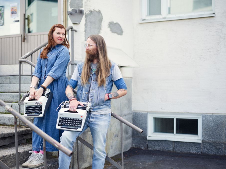 ENNAKKOTIEDOTE: Jängällä kukaan ei kuule huutoasi – Kirjailijapariskunnan vinksahtanut dekkaridebyytti Turisti (Gummerus) vie Lapin matkailubisneksen synkälle puolelle