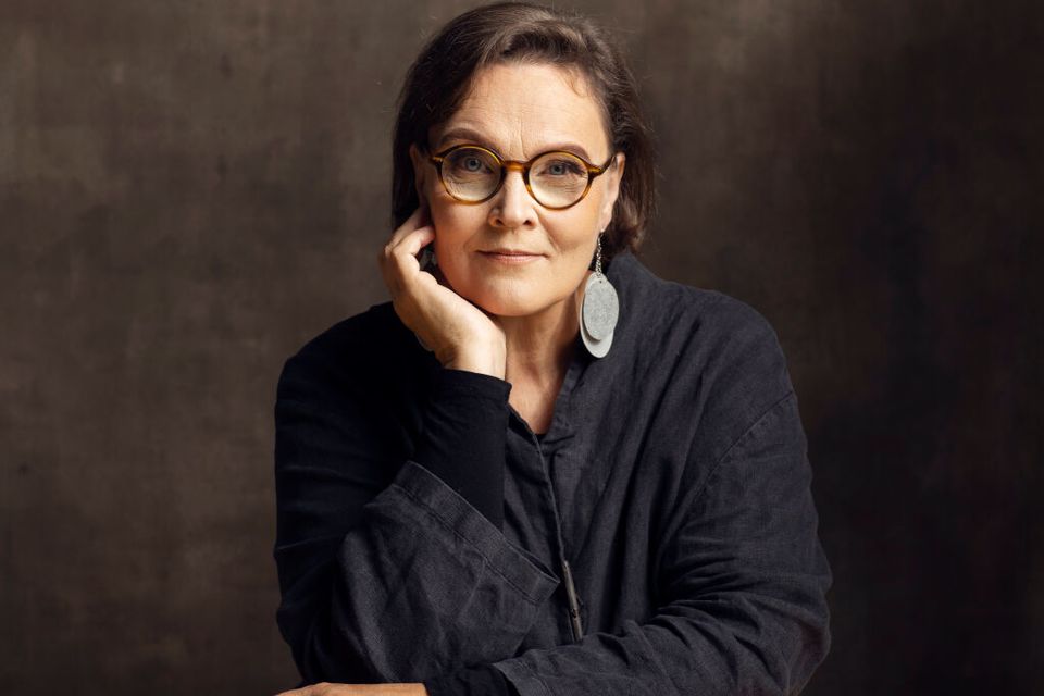 Minkälainen salaisuus kätkeytyy munkkiniemeläisasunnon tavarapaljouden alle? – Eppu Nuotion Raakel Oksa ratkaisee -bestsellersarja jatkuu