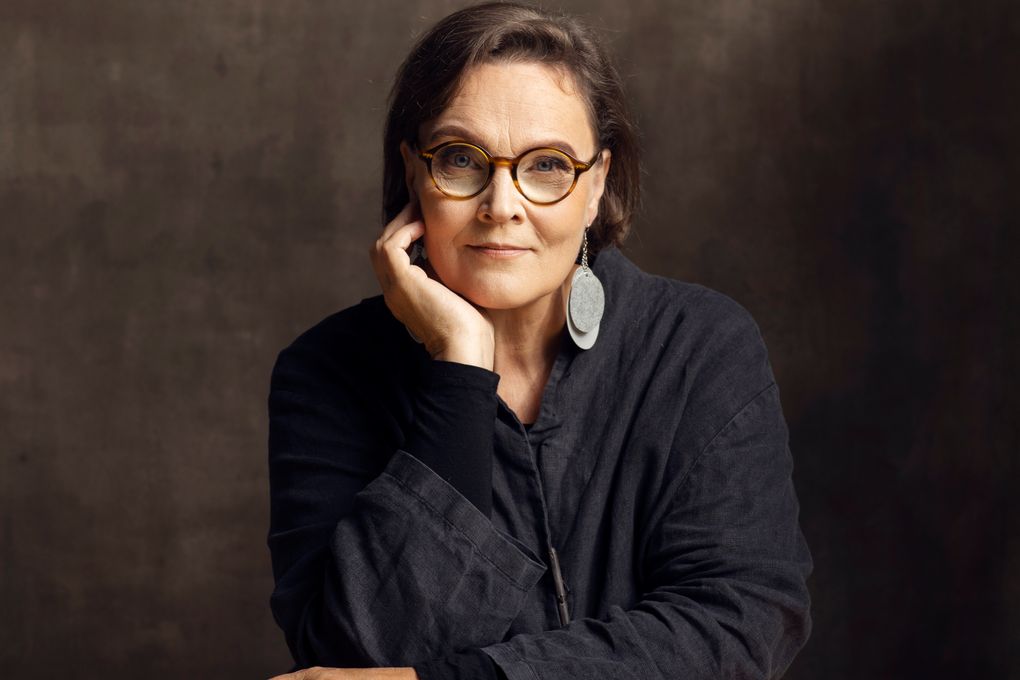 30-vuotiskirjailijajuhlaa viettävän Eppu Nuotion hyvän mielen dekkarissa remontoidaan kahvilaa Helsingin Käpylässä ja selvitetään naarmuuntuneen levykokoelman arvoitusta