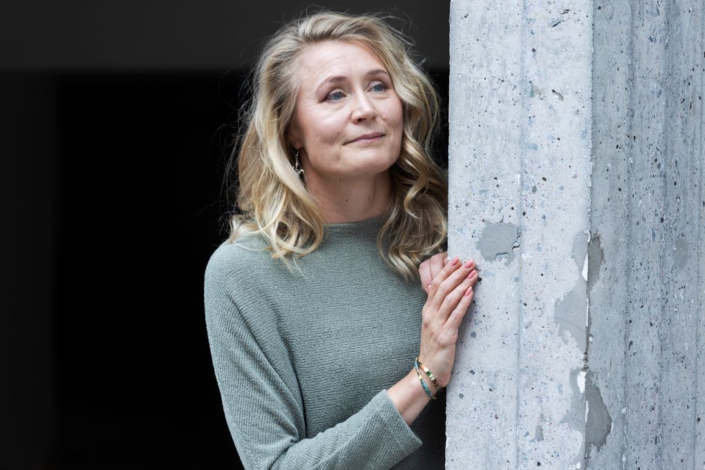 Valloittaa, piirittää, antautua ja haavoittua – Suvi Valli pohtii runoissaan sodan ja rakkauden kieltä