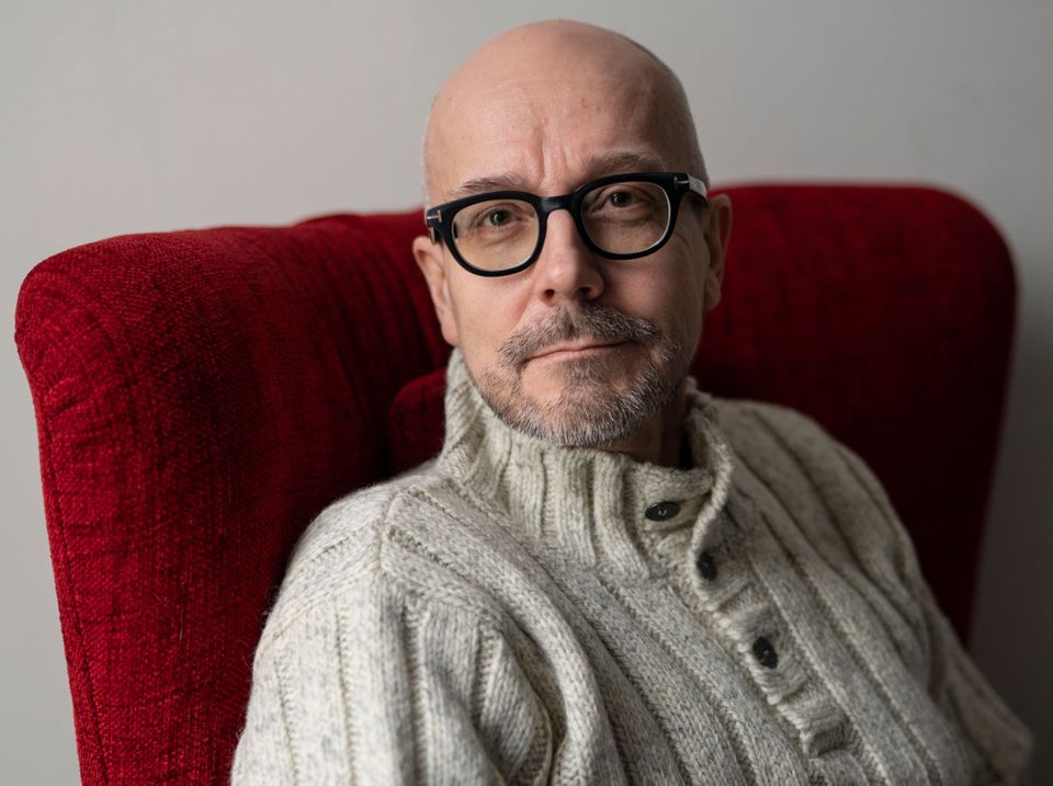 Veijarimainen historiallinen romaani mainosmaailman pyörteistä