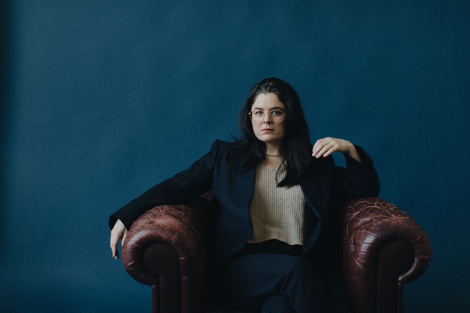 Miten suojella lasta maailman pahuudelta? Kahdeksas huone on lumoavasti kirjoitettu kuvaus vanhemmuutta määrittävistä peloista ja vanhasta murhamysteeristä