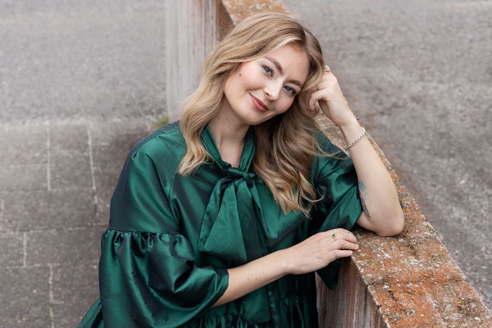 Mitä jos turmeltu luonto päättäisi puolustautua? Metsän peitto on dystooppinen esikoisromaani ihmisen ja luonnon suhteesta