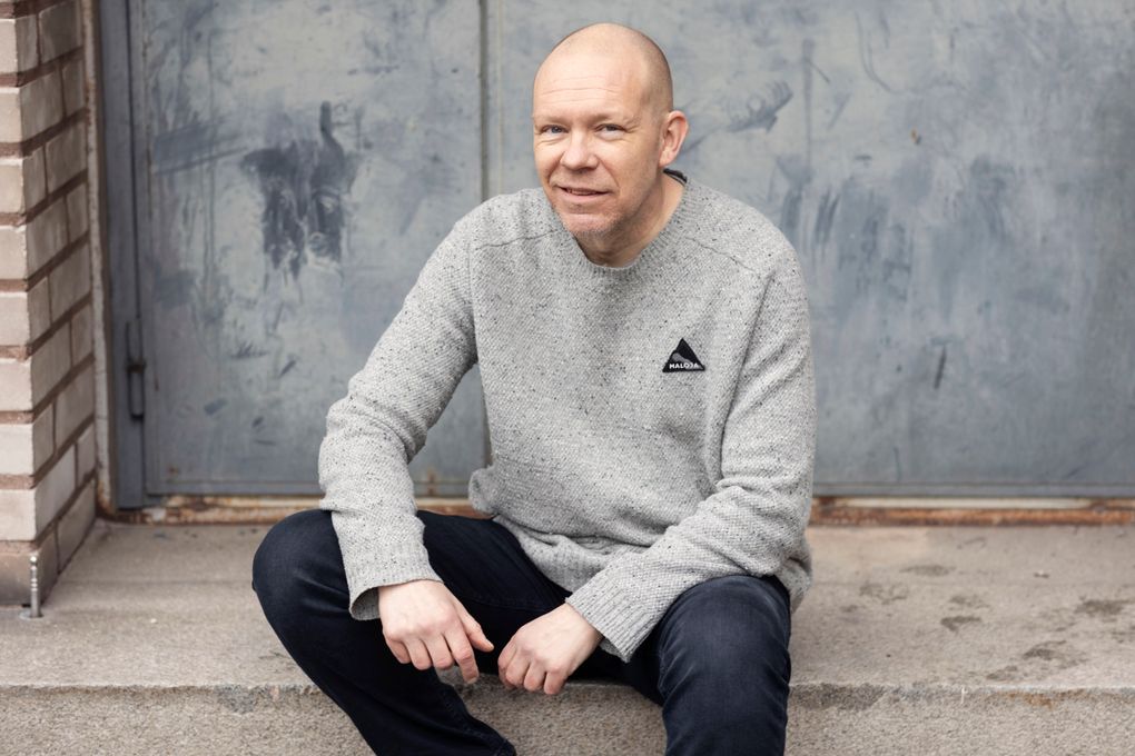 ENNAKKOTIEDOTE: Konkaritoimittaja Heikki Aittokosken kipakkalöylyinen esikoisromaani ilmestyy 5.9.