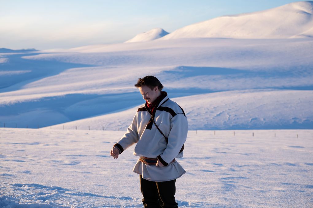 Niillas Holmbergin runokokoelma Naarattu on Runeberg-palkinnon ehdokkaana