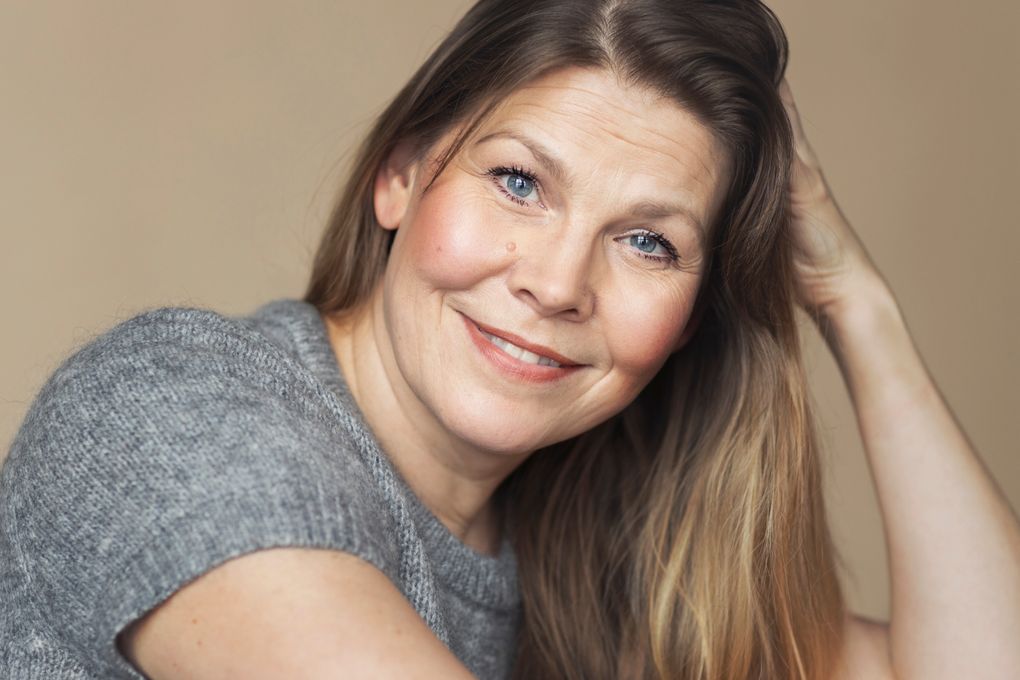 ENNAKKOTIEDOTE: ”20.4.2023 kuolin ensimmäisen kerran” – Näyttelijä Eeva Soivion omakohtainen esikoisromaani sydämen pysähtymisestä lavalla