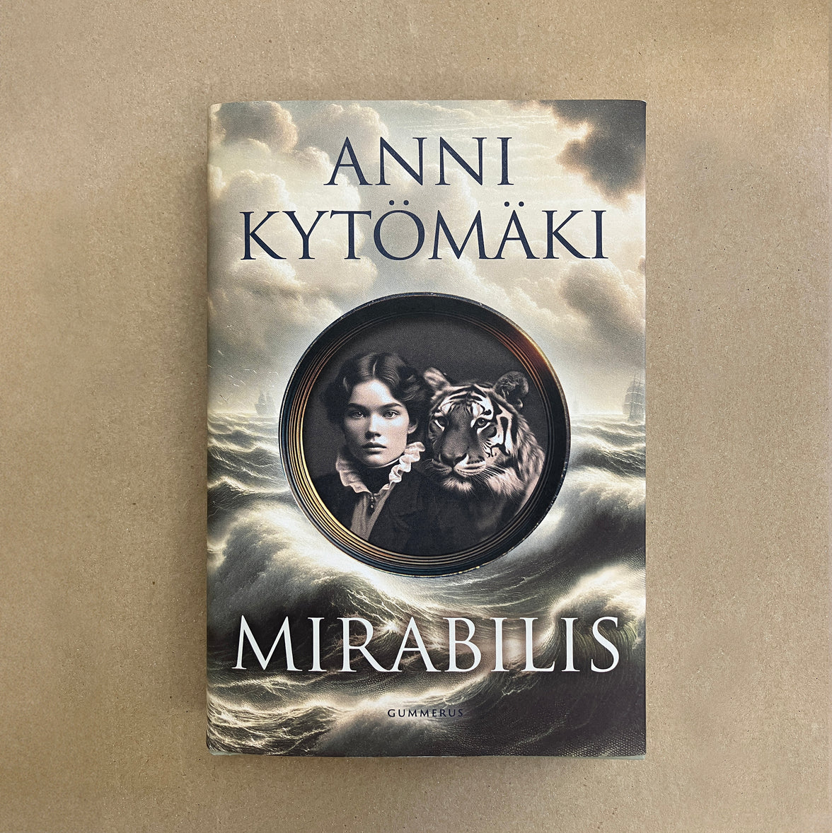 Näin syntyi Mirabilis-romaanin kansi