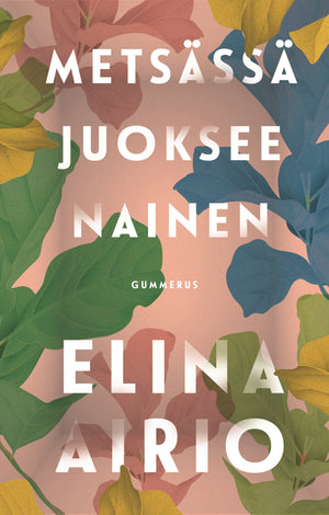 Metsässä juoksee nainen