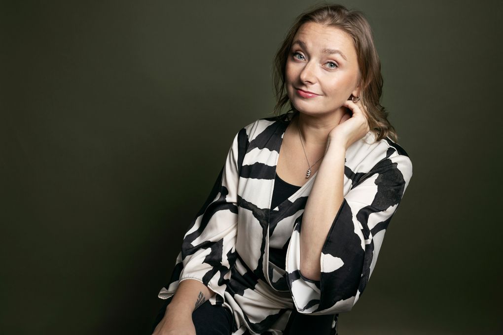 ENNAKKOTIEDOTE: Moderni tutkimusmatka karhukaisten mikroskooppiseen maailmaan – Suvi Auvisen kertova tietokirja ilmestyy 14.1.2026